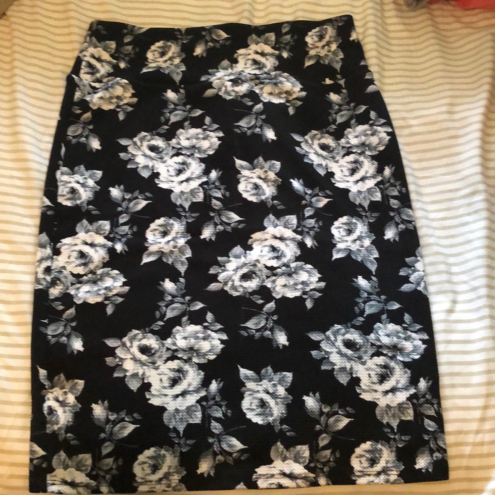 LulaRoe Cassie black and white